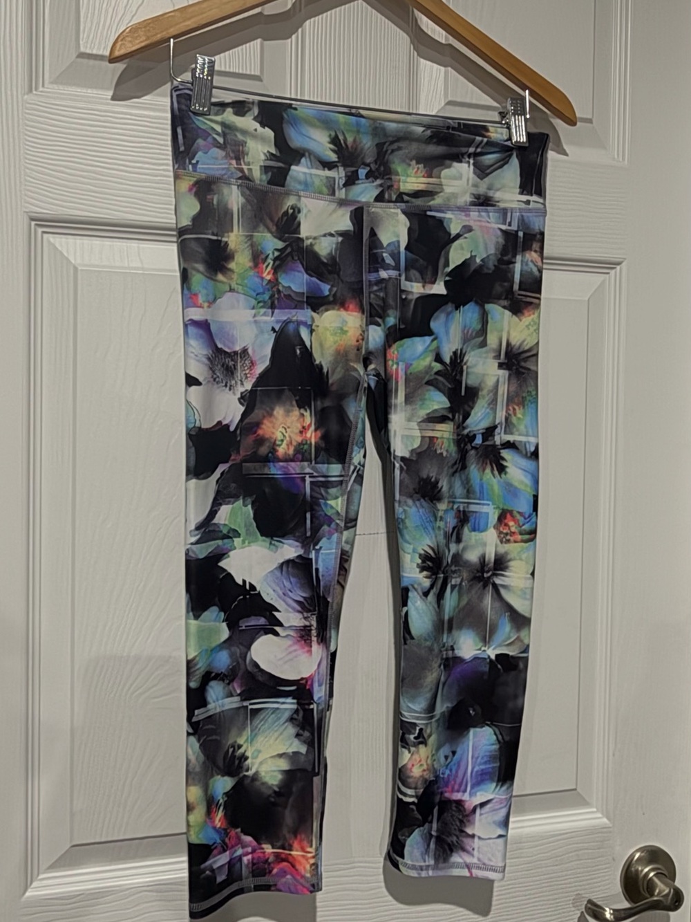 Fabletics Black Multi Floral Capri Leggings for Women Size Small